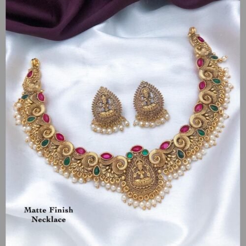 Matte Pearls Necklace